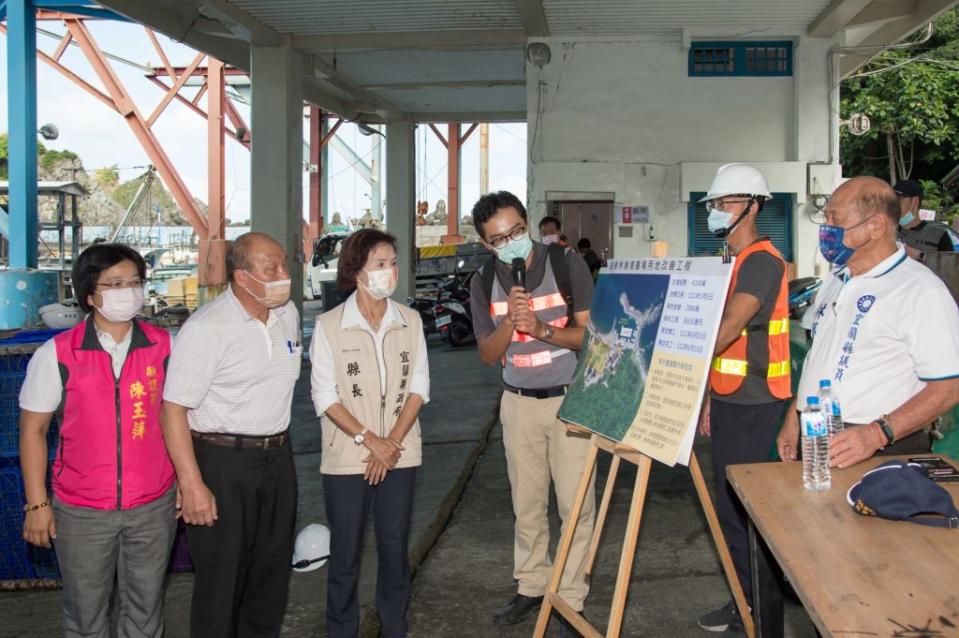 粉鳥林漁港廣場用地改善工程進度超前，縣長林姿妙到施工現場瞭解工程實際執行情形。（宜縣府提供）