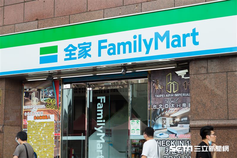 全家便利商店推出「Fami!ce霜淇淋買1送1」。（圖／記者陳弋攝影）