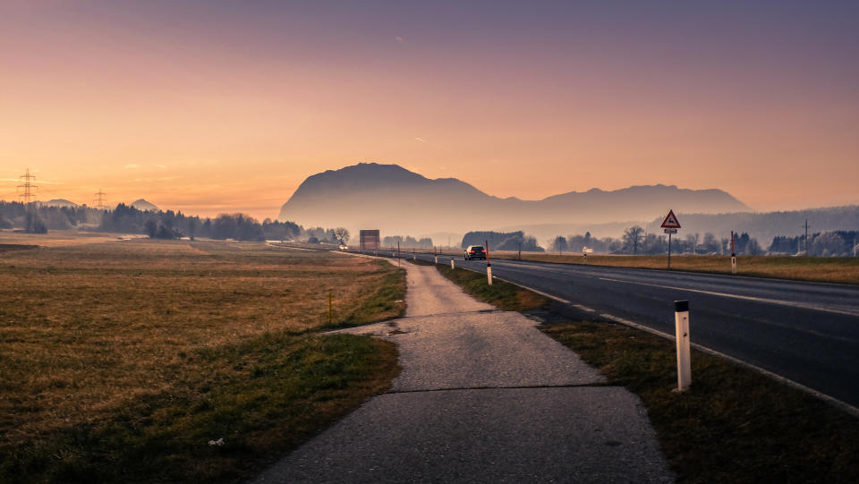 <p>Österreich: Österreich überlegt, den Verkauf neuer, nicht-elektrischer Autos ab 2025 zu verbieten. Das Land hat sich außerdem ein offizielles Verkaufsziel für Elektroautos gesetzt. </p>