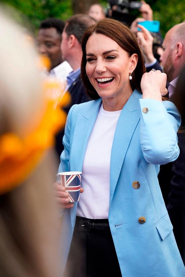 Flechazo con la chaqueta corta con botones favorita de las royals que  cuesta menos de 40 euros