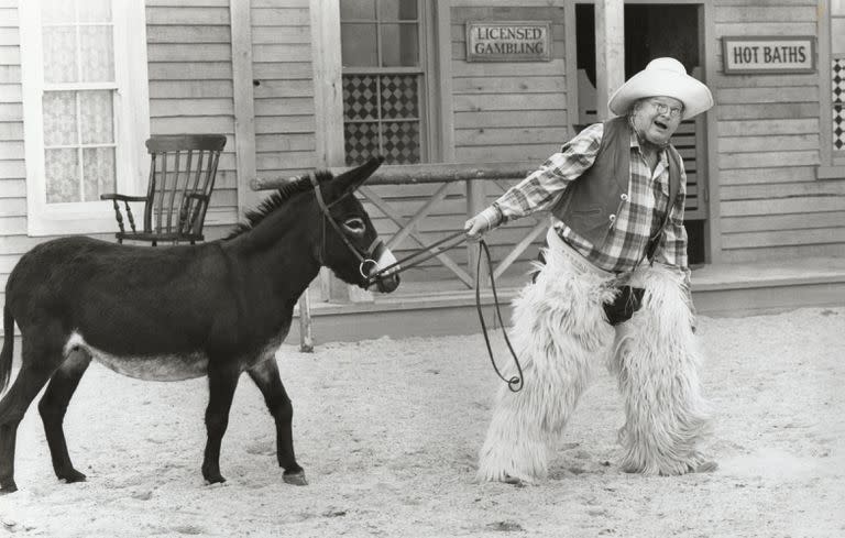 Benny Hill , en un sketch de su show, que con el tiempo recibió una lluvia de críticas y fue cancelado  