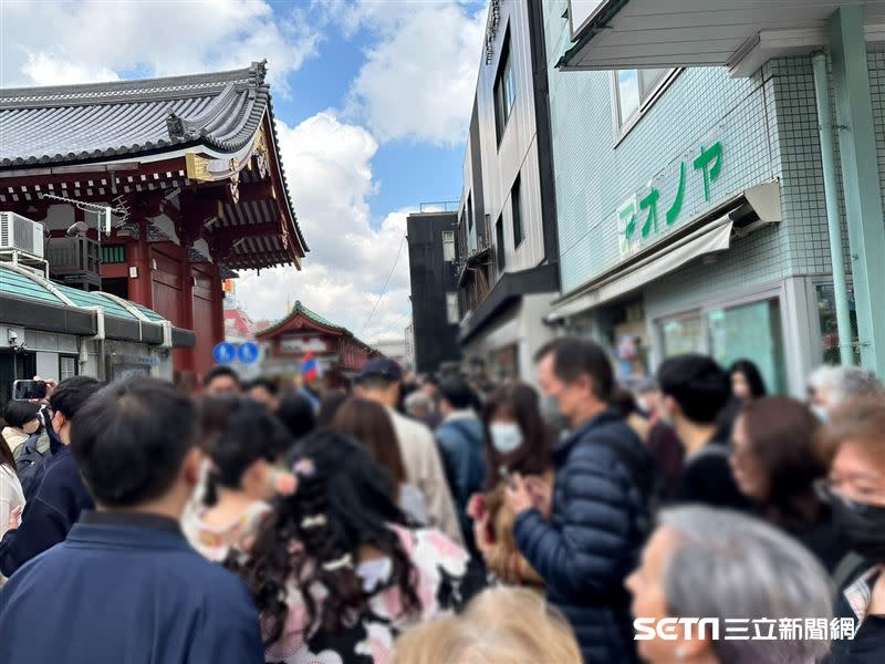 圖為3月30日中午左右的日本潛草雷門人潮盛況，當地商家表示，這幾個月來觀光客都非常的多。（圖／記者張雅筑攝）