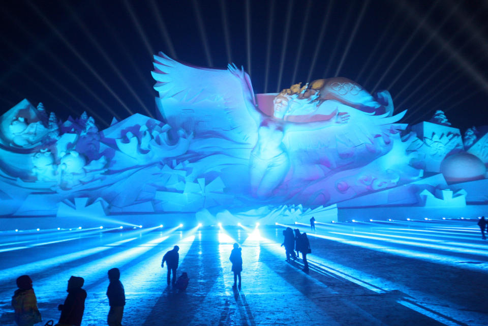 <p>Besucher der „Harbin Sun Island International Snow Sculpture Art Expo“ in der chinesischen Millionenstadt Harbin verfolgen eine 3-D-Lichtshow. Bei der Messe werden jedes Jahr Schnee- und Eisskulpturen ausgestellt. (Bild: Reuters/Stringer) </p>