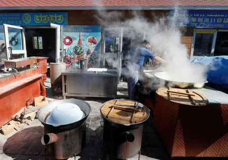 Sultan Dzhumanov, a cook from Kazakhstan, prepares pilaf at Chinese part of the China-Kazakhstan Horgos International Border Cooperation Center (ICBC), in Horgos, China May 12, 2017. Picture taken May 12, 2017. REUTERS/Shamil Zhumatov