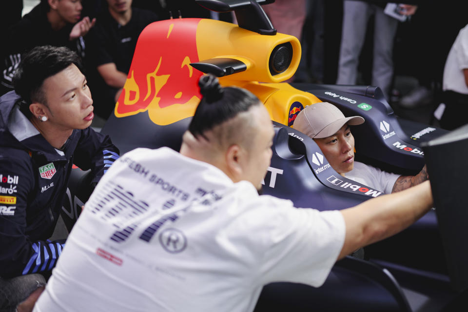 Red Bull即日起陸續於北中南舉行一系列的全台換胎挑戰，瘦子E.SO搶先模擬體驗開賽車的快感。（Red Bull 提供）