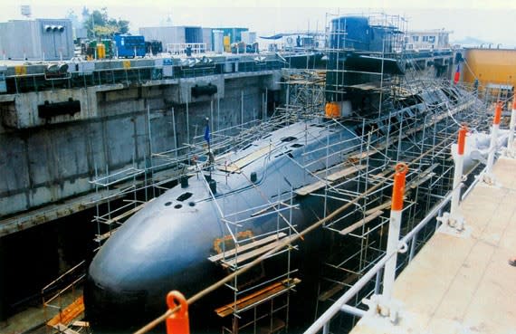 台灣海軍劍龍級的海龍潛艦（舷號793），於海軍潛修工程處「劍龍乾塢」進行乾塢維修作業。海軍資料照 