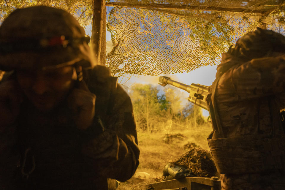 烏克蘭武裝部隊軍人在頓內茨克前線向俄羅斯陣地發射榴彈砲。（美聯社資料照）