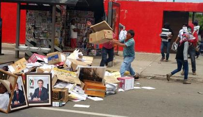 MEX05. OAXACA (MÉXICO), 04/06/2015.- Fotografía cedida por la agencia Quadratín hoy, jueves 4 de junio de 2015, que muestra a maestros de la Coordinadora Nacional de Trabajadores de la Educación (CNTE) mientras irrumpen en una sede del Partido Revolucionario Institucional (PRI) en Oaxaca (México). Los maestros mexicanos en huelga irrumpieron en la sede y quemaron papelería, documentación y mobiliario como parte de su boicot a las elecciones del domingo. EFE/Quadratín/SOLO USO EDITORIAL