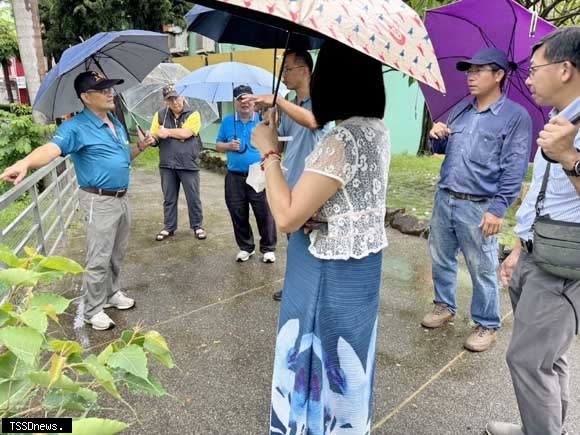 下營區公所邀烏龜保育專家學者、下營國小、下營上帝廟會勘台灣龜棲地，以推動最好的生態環境綠美化改造計畫。（記者李嘉祥攝）