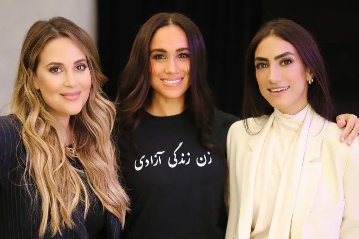 Meghan Markle wore a t-shirt with a message written in Farsi as she offered her support for protestors in Iran  (@mandanadayani/Instagram)