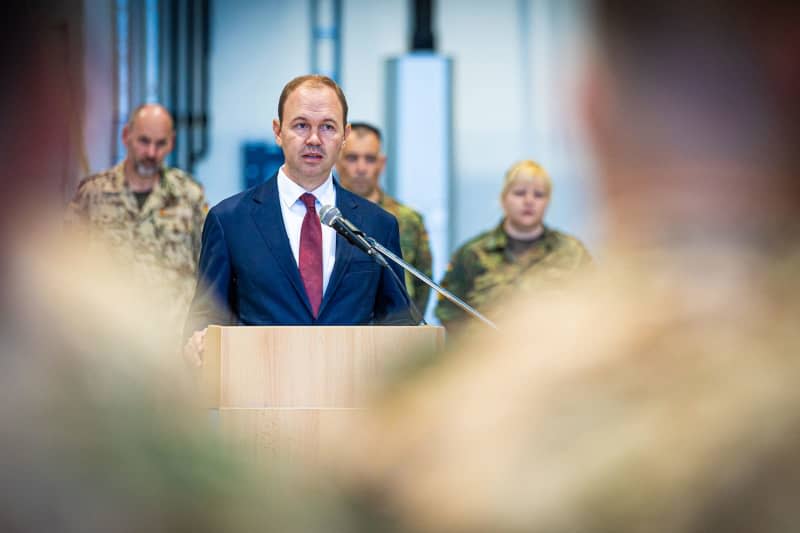 Nils Hilmer, state secretary of the German Defense Ministry, speaks to Bundeswehr soldiers tonight during a recall in a hangar at Wunstorf air base in the Hanover region. The German armed forces have ended an eight-year deployment in Niger after handing over control of a key air base in the West African country. Moritz Frankenberg/dpa