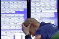 <p>Jarret Johnson arbeitet an der New Yorker Börse. Die Börse weitet ihre Verluste zum Amtseintritt von Donald Trump aus, weil noch immer unklar ist, welchen Kurs der neue Präsident einschlagen wird. (Bild: Richard Drew/ AP) </p>