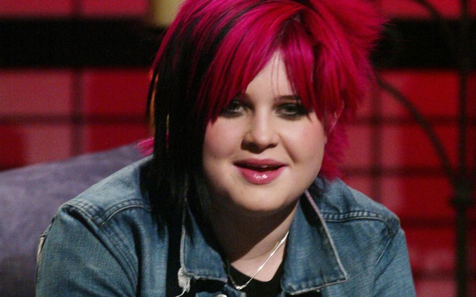 Der "Rolling Stone" nannte sie eine "unglaublich lustige, brutal ehrliche Giftspritze": Kelly Osbourne fiel in der Reality-TV-Doku aber nicht nur durch ihre dreckiges, ungezügeltes Mundwerk auf, sondern auch durch ihren immer wieder wechselnden Style, der sie zur Modefachfrau avancieren ließ. (Bild: Scott Gries / Getty Images)