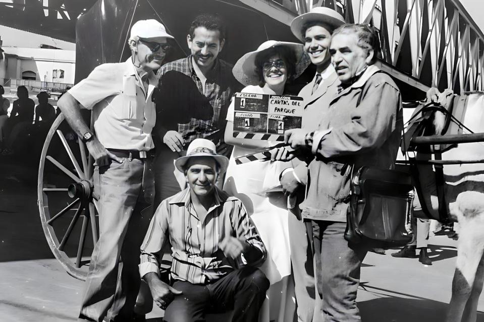 Mario García Joya (sentado) durante la filmación de ‘Cartas del parque’ junto a Tomás Gutiérrez Alea, Yvonne López Arenal, Miguel Paneque y Gabriel García Márquez.