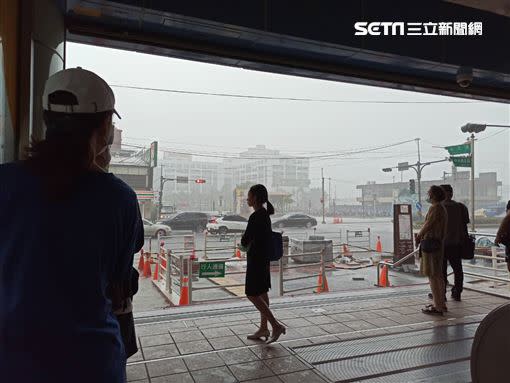 氣象局在今（2）日午間12:10發布大雨特報，並表示這場大雷雨將持續到15時30分。（圖／讀者提供）