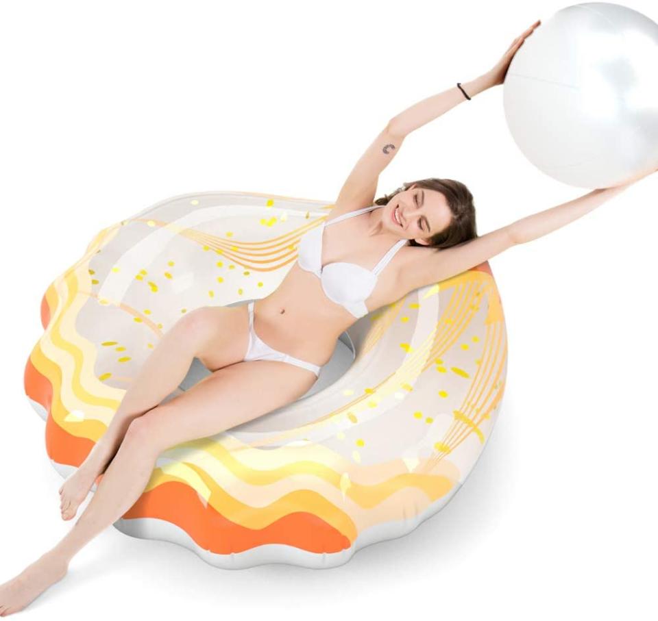 Jasonwell Inflatable Seashell Pool Float with Pearl Ball (Photo: Amazon)