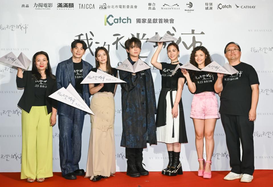 《我的天堂城市》導演俞聖儀（左）、監製唐在揚（右起）、演員李嘉文、魏蔓、姜濤、宋芸樺、姚淳耀一起和願望紙飛機合影。滿滿額娛樂提供