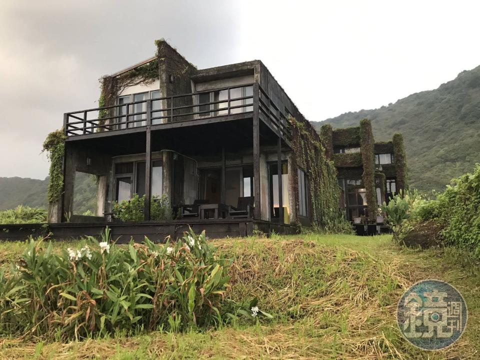 台灣建築師陳冠華在花東海岸設計的特色小宅，在青山綠水間十分顯眼。(陳冠華提供)