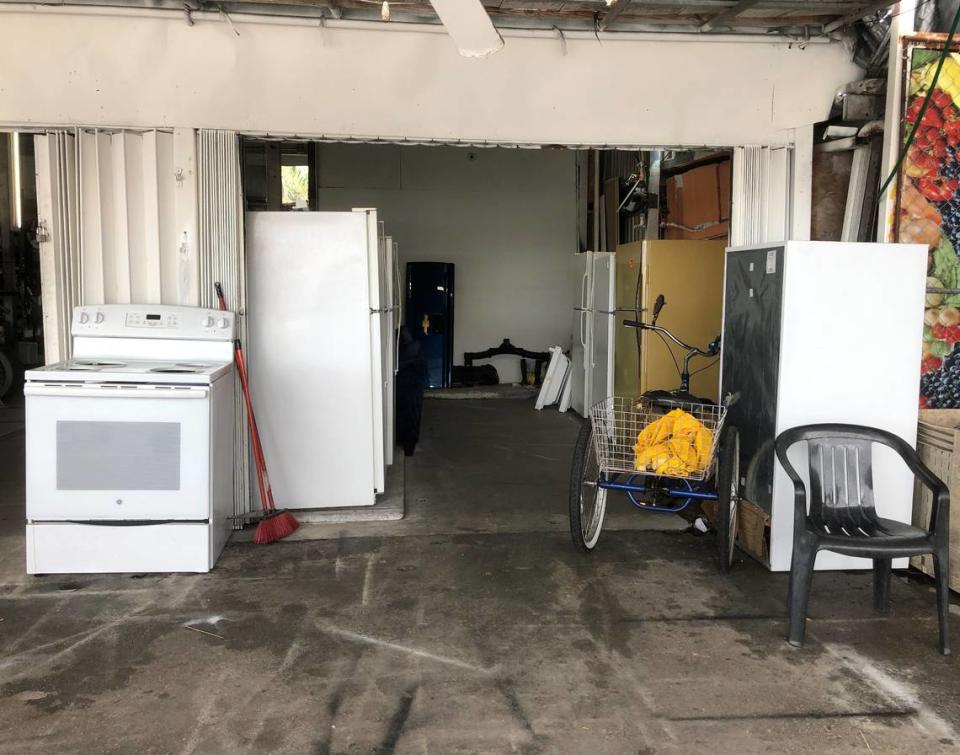 Venta de refrigeradores y cocinas eléctricas en el pulguero de Opa−locka Hialeah.