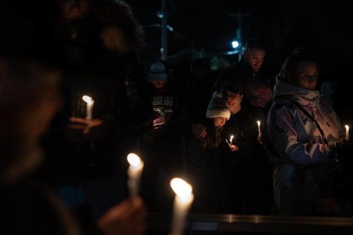 La comunidad se reúne para una vigilia con velas por Madalina Cojocari, 11, en Cornelius, NC, el martes 20 de diciembre de 2022. Madalina Cojocari no fue reportada como desaparecida hasta el 15 de diciembre por su madre y padrastro, Diana Cojocari, 35, y Christopher Palmiter, de 60 años, quienes fueron arrestados por no informar la desaparición de un niño a la policía.  Khadejeh Nikouyeh/Knikouyeh@charlotteobserver.com