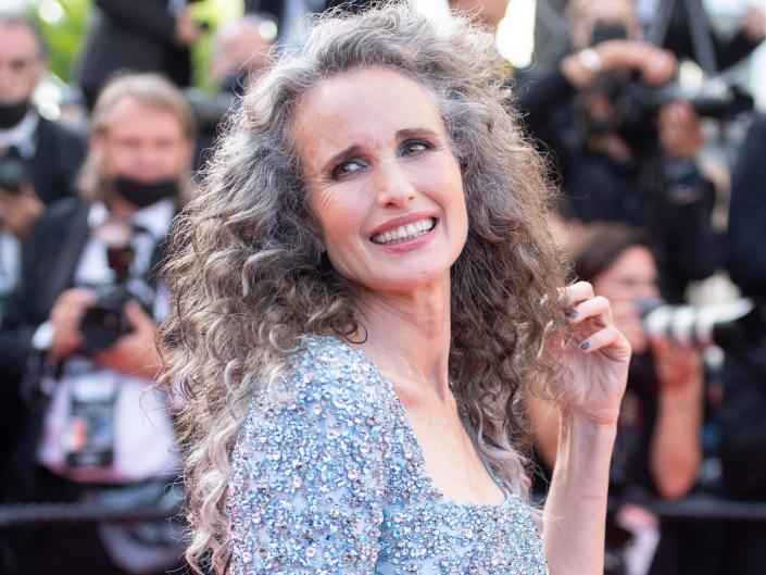 Andie MacDowell ในชุดเดรส