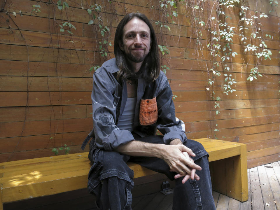 El cantautor colombiano Esteman posa para un retrato durante una entrevista en la Ciudad de México el 21 de mayo de 2024. (Foto AP/Berenice Bautista)