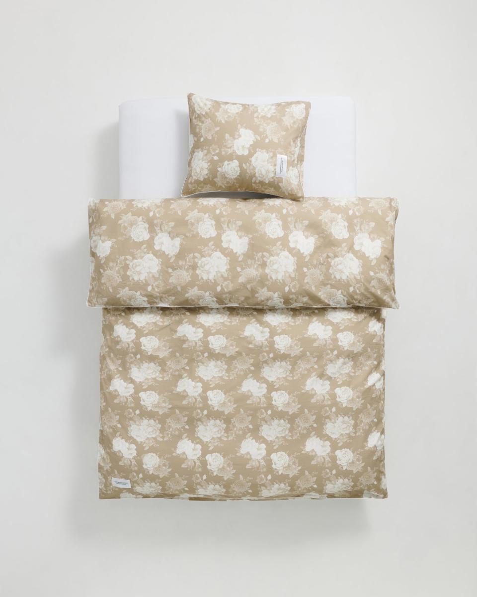 <p><a href="https://magniberg.com/products/duvet-covers-jonathan-saunders-poplin-beige-peony" rel="nofollow noopener" target="_blank" data-ylk="slk:Shop Now;elm:context_link;itc:0;sec:content-canvas" class="link ">Shop Now</a></p><p>Sweet Duvet Covet</p><p>21000.00</p><p>magniberg.com</p>