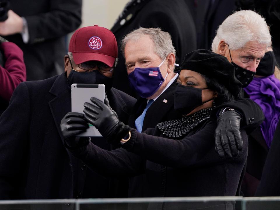 Bill Clinton photobombs George Bush (EPA)