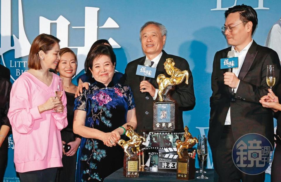 陳淑芳（右三）以《孤味》榮獲金馬獎最佳女主角獎，導演許承傑（右起）、李安與演員徐若瑄（左一）出席慶功宴祝賀。