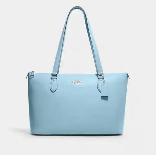 Tote Gallery de color azul cascada en Coach Outlet Tote. Imagen vía Coach Outlet.