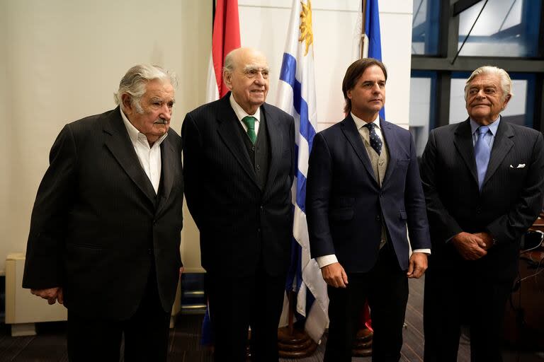 El presidente uruguayo, Luis Lacalle Pou, junto a los expresidentes José Mujica, Julio María Sanguinetti y Luis Alberto Lacalle Herrera (Archivo)