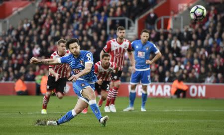 Britain Soccer Football - Southampton v AFC Bournemouth - Premier League - St Mary's Stadium - 1/4/17 Bournemouth's Harry Arter misses a penalty Reuters / Dylan Martinez Livepic