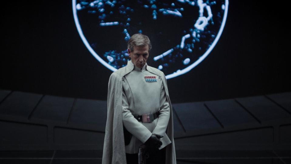 Apropos Todesstern: Er hat den ersten gebaut! Director Krennic (Ben Mendelsohn) will mehr sein als nur einer von vielen Schergen. Deshalb versucht er, in der Gunst des Imperators aufzusteigen. Ihm unterstehen auch die Deathtrooper. (Bild: Lucasfilm LFL)