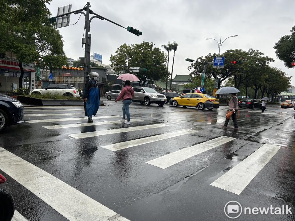 今(20)日氣象專家賈新興表示，週日起到下週二將有鋒面影響台灣，因此中南部將有機會轉有雨。   圖：林岑韋／攝(資料照)