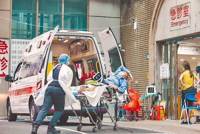 本土疫情趨緩，27日新增2萬5521例本土個案，死亡新增28例，創下間隔73天以來新低。圖為救護車將病患送至醫院急診室就診。（本報資料照片）