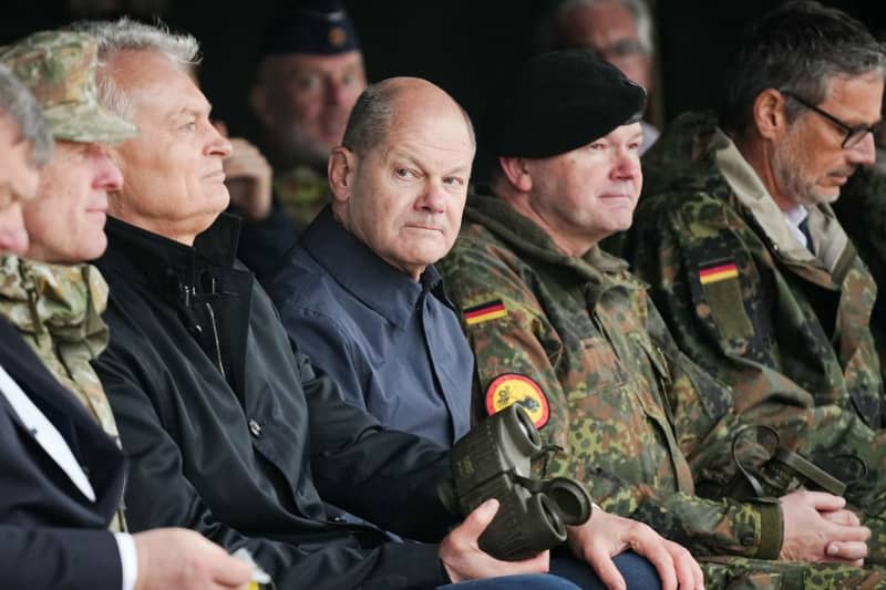 Germany's Chancellor Olaf Scholz (C) observes the NATO exercise Quadriga 24 alongside Lithuanian President Gitanas Naueda. Kay Nietfeld/dpa