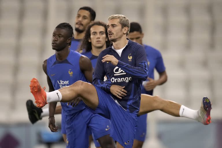 El volante francés Antoine Griezmann (centro) durante un entrenamiento del Mundial, el lunes 12 de diciembre de 2022, en el estadio Jassim Bin Hamad. Francia enfrentará a Marruecos en una semfinal el miércoles 14 de diciembre. (AP Foto/Christophe Ena)