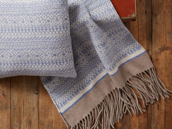 Couverture scandinave 100 % laine d’agneau, 151€