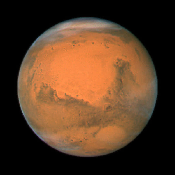 18. El Hubble tomó esta impresionante foto de Marte cuando el planeta rojo estaba a una distancia de 88 millones de kilómetros.