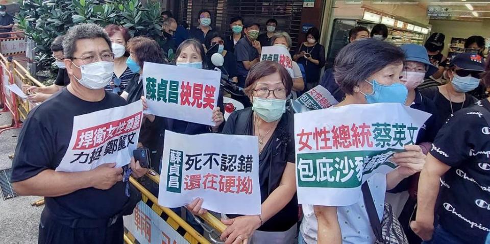 行政院長蘇貞昌15日至立法院進行施政總質詢，但國民黨因不滿蘇揆日前公開批評國民黨立委鄭麗文「袂見笑」，號召婦女團體前往立法院外抗議，立法院一早重重警力戒備。（趙雙傑攝）