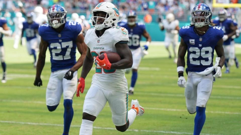 Miami Dolphins running back De'Von Achane (28) breaks free for a 76-yard touchdown run against the New York Giants during the first half of an NFL game at Hard Rock Stadium in Miami Gardens, October 8, 2023.