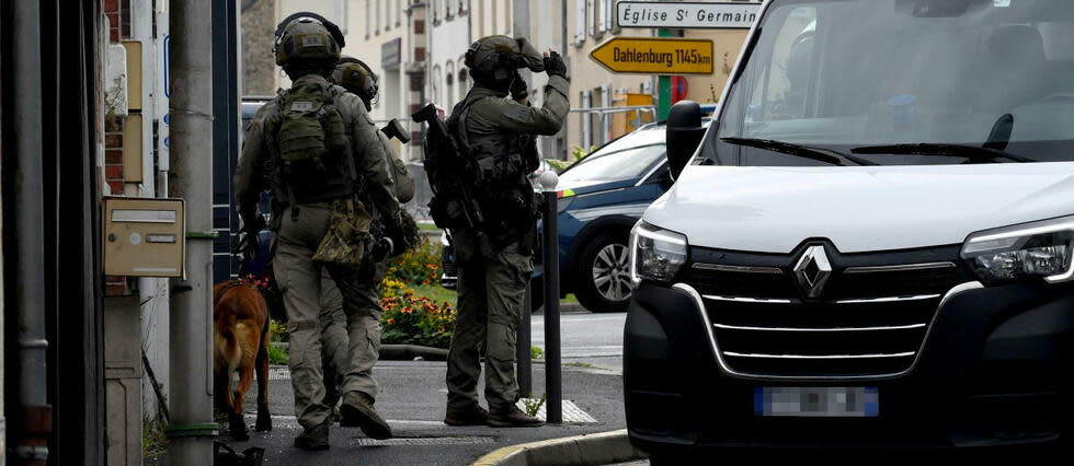 Un homme a tiré sur un client d'une maison de la presse dans le Calvados vendredi matin, avant de s'enfermer dans une agence immobilière voisine. Les gendarmes et le GIGN sont sur place. Le tireur présumé a été retrouvé mort en début d'après-midi.  - Credit:Stéphane Geufroi / MAXPPP / PHOTOPQR/OUEST FRANCE/MAXPPP