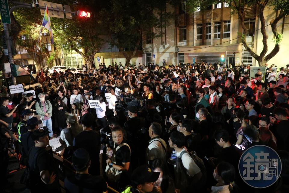 立法院青島東路側門外，開始有民眾、學生集結