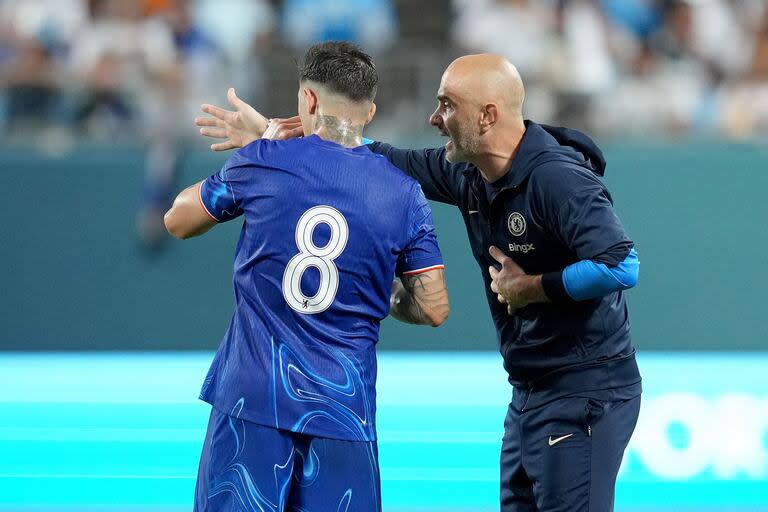 El nuevo DT de Chelsea, Enzo Maresca, le da indicaciones a Enzo Fernández durante un amistoso de pretemporada contra Real Madrid en Charlotte, North Carolina