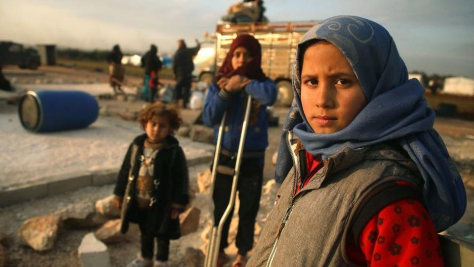 Syrian children prepare to flee a camp for the displaced, east of Sarmada, Idlib province (16 February 2020)