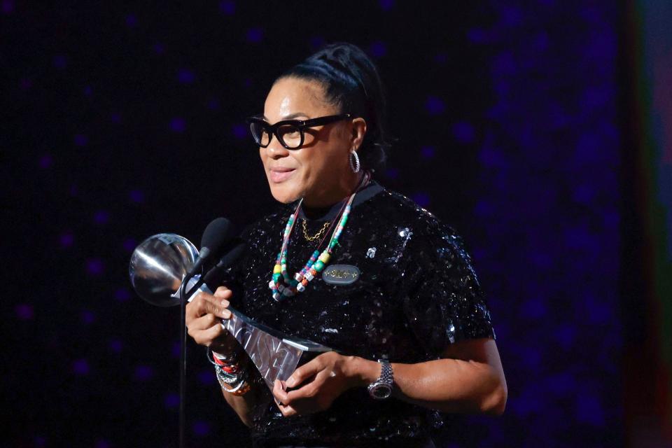 Dawn Staley accepts the Jimmy V Award for Perseverance.