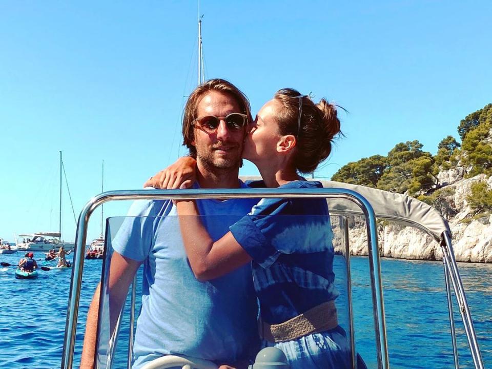 L’amour comme au premier jour ! Deux ans après avoir dit "oui" à Mathieu Vergne, Ophélie Meunier semble encore plus amoureuse de son époux qu’elle appelle "Mon Capitaine" sur Instagram. L’animatrice de M6 et son mari ont profité de leur séjour au bord de la Méditerranée pour se reposer un peu et faire un coucou à leur ami, le chanteur Ami, également présent dans la région. Le grand monde du divertissement est si petit… ©instagram@opheliemeunier