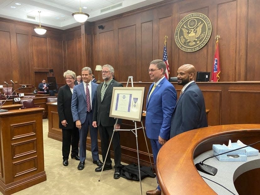 Special Agent Joseph Frye is presented a Purple Heart Award by Tennessee Governor Bill Lee, Department of Corrections Commissioner Tony Parker, U.S. Marshal Tyreece Miller and TDOC Director of Investigation and Conduct Donna Turner.