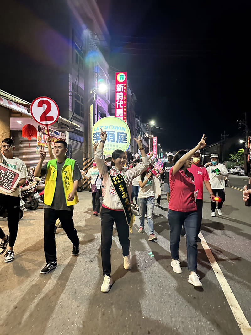 陳其邁公子陪同李雨庭徒步拜票　拚議會過半搶關鍵席次