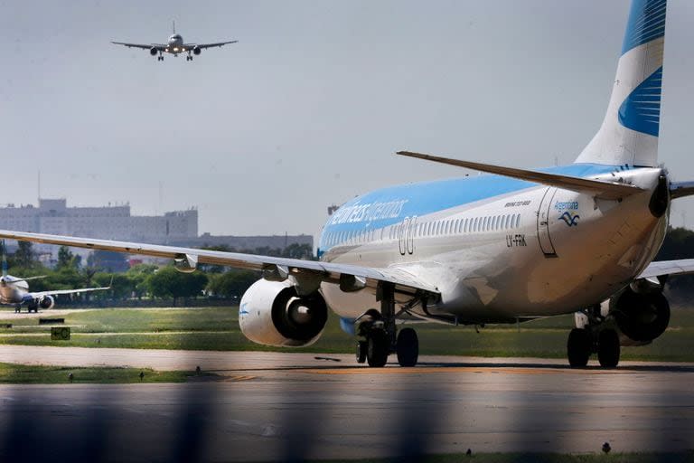 Los sindicatos aeronáuticos llevarán a cabo una medida de fuerza en rechazo al aumento salarial del 12% dispuesto por Aerolíneas Argentinas e Intercargo